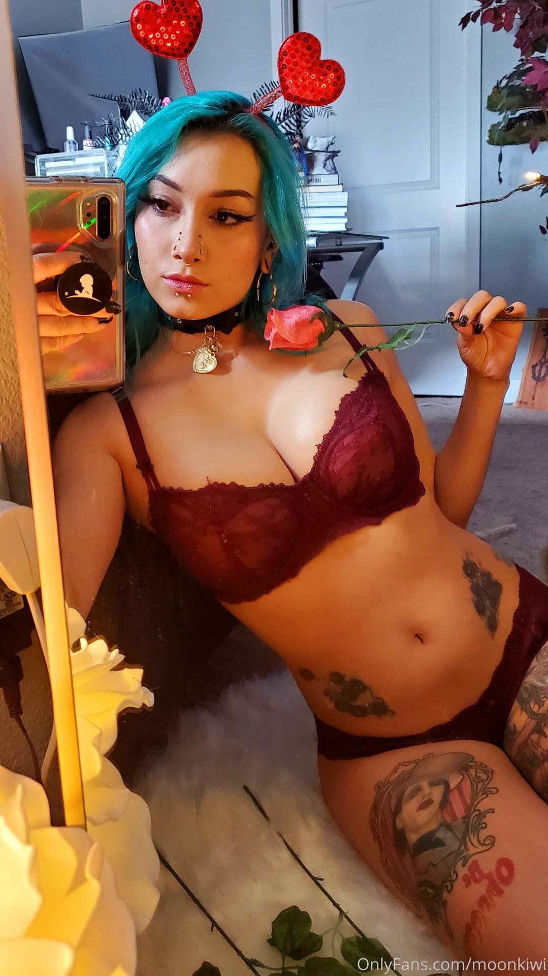 MoonKiwi / xXScreamKiwiXx Nude OnlyFans Leaks 36