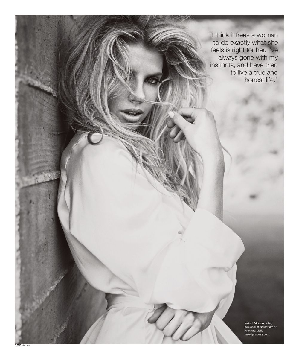Charlotte-McKinney-Sexy-3