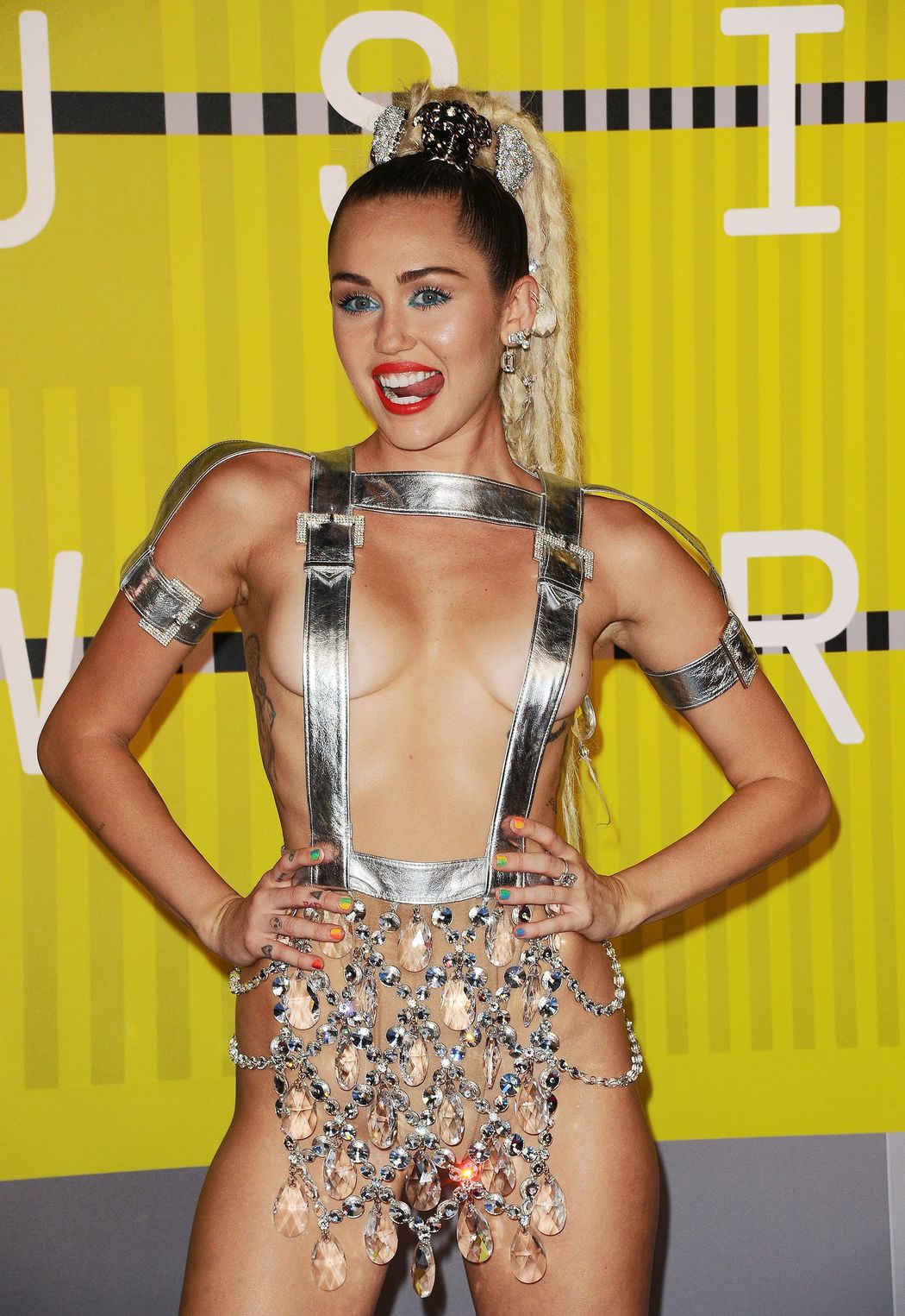 Miley-Cyrus-Sexy-35