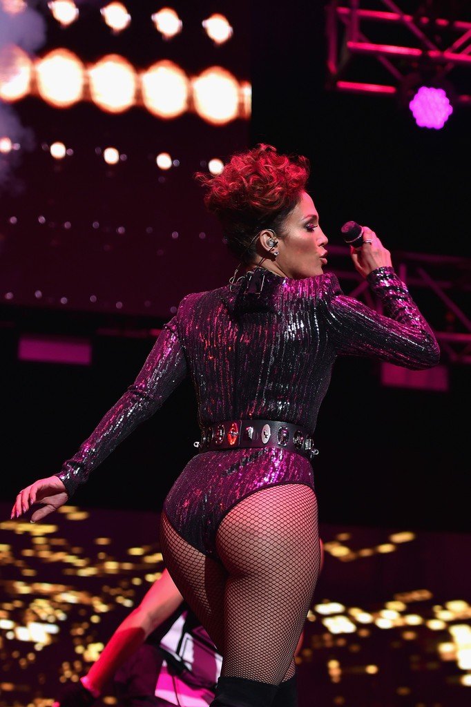 Jennifer-Lopez-Cleavage-4