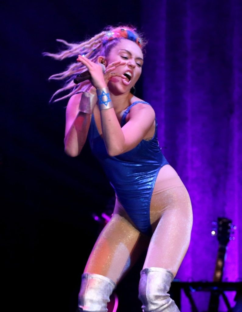 Miley-Cyrus-Sexy-40