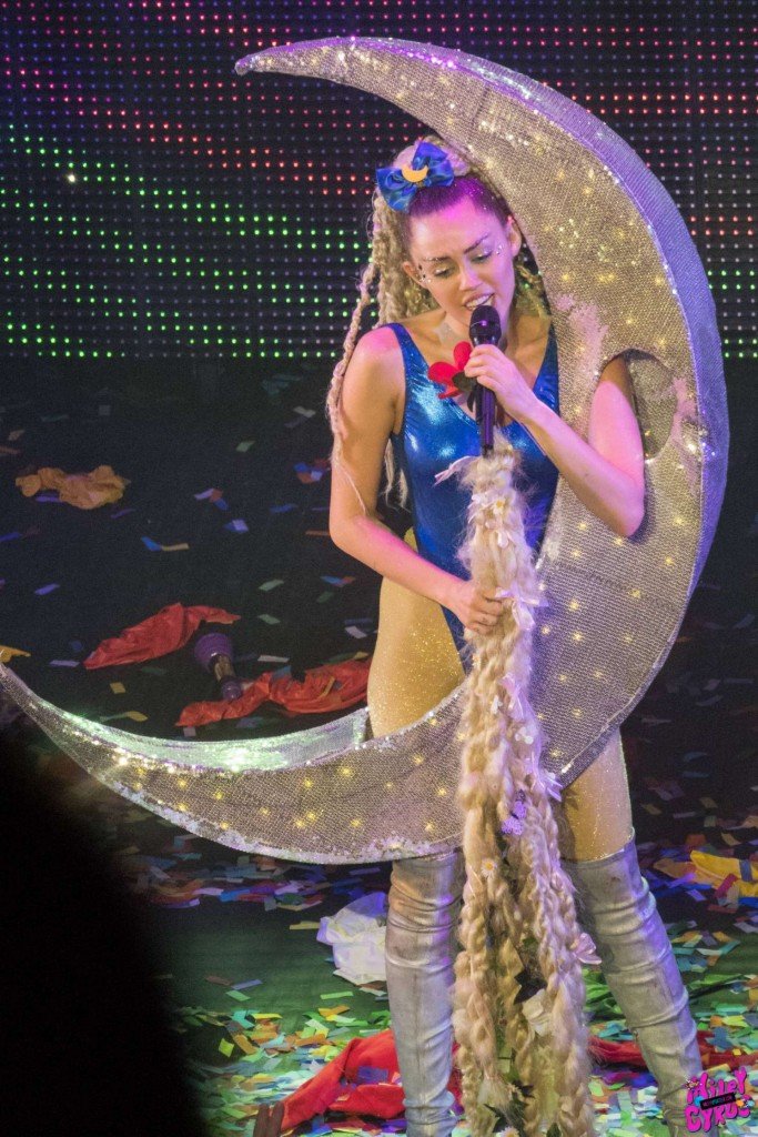 Miley-Cyrus-Sexy-Photos-11