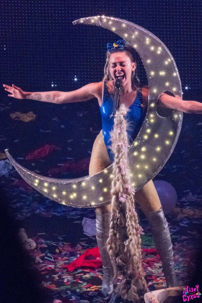 Miley-Cyrus-Sexy-Photos-13