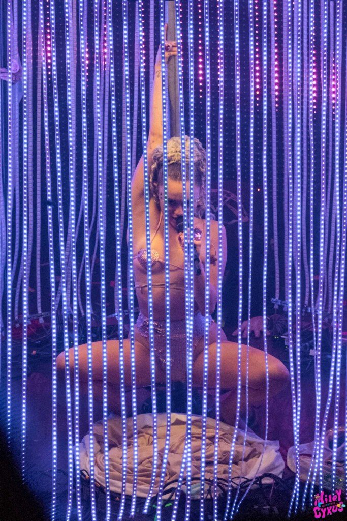 Miley-Cyrus-Sexy-Photos-14
