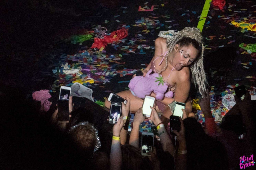 Miley-Cyrus-Sexy-Photos-2