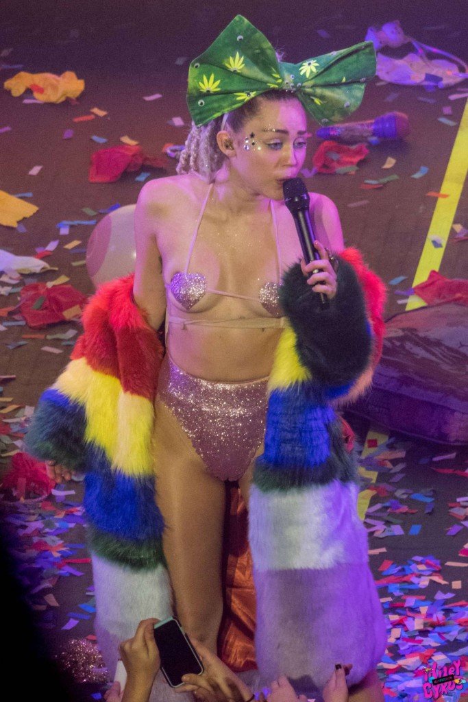 Miley-Cyrus-Sexy-Photos-7