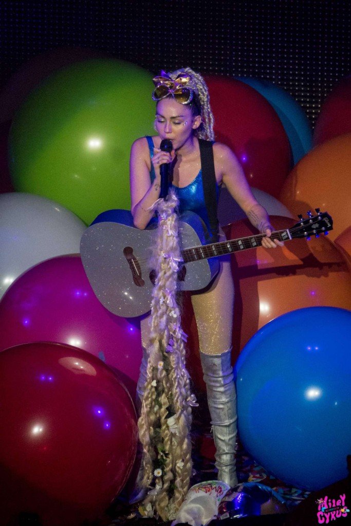 Miley-Cyrus-Sexy-Photos-8