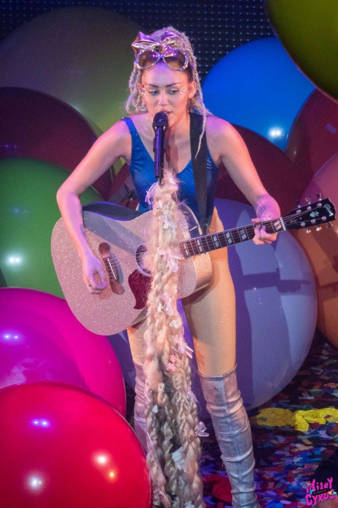 Miley-Cyrus-Sexy-Photos-9