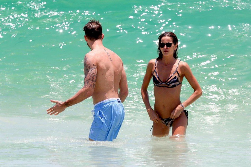 Izabel-Goulart-Sexy-Topless-19-thefappening.so.jpg