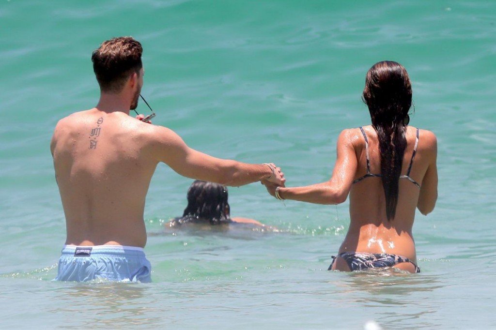 Izabel-Goulart-Sexy-Topless-20-thefappening.so.jpg