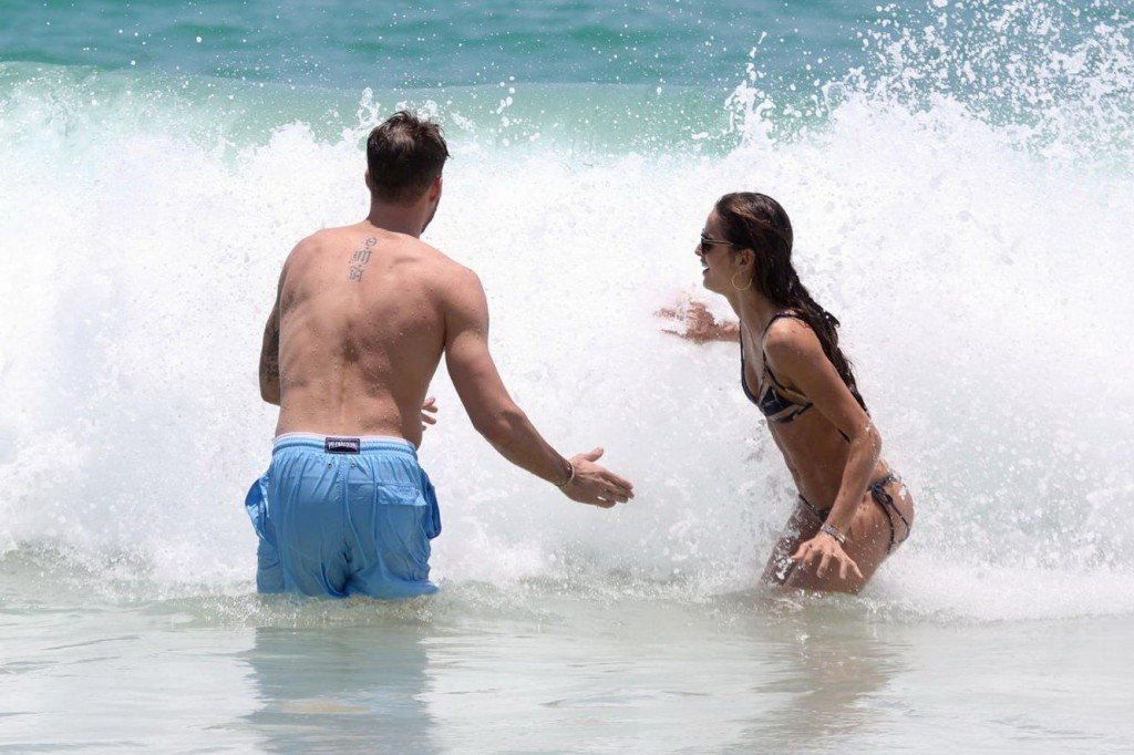 Izabel-Goulart-Sexy-Topless-21-thefappening.so.jpg