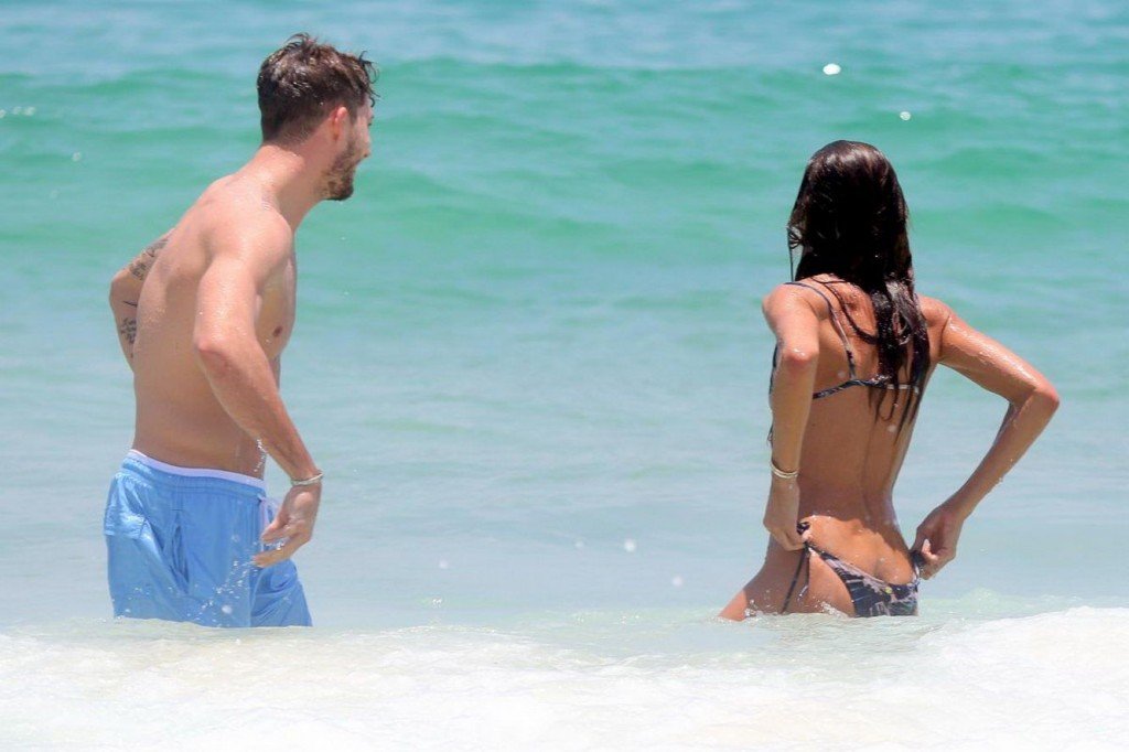 Izabel-Goulart-Sexy-Topless-25-thefappening.so.jpg