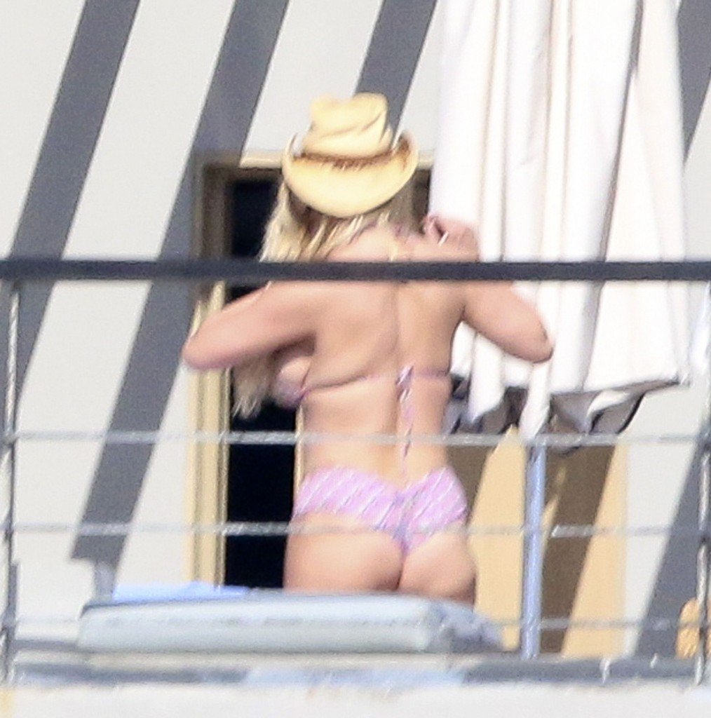 Jessica Simpson Sexy 34
