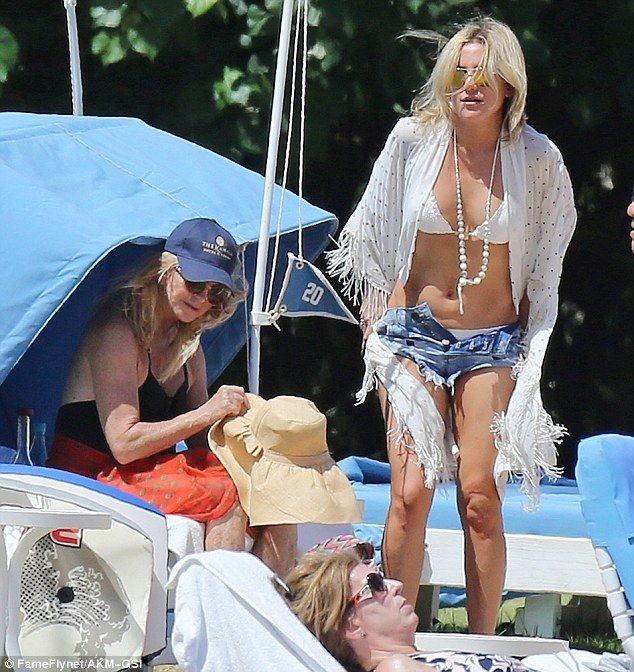 Kate Hudson Sexy 11