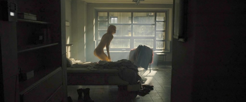 Mackenzie Davis Nude